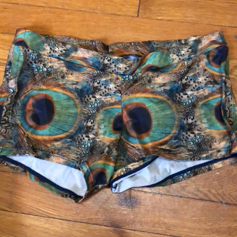 Onzie peacock shorts size S/M